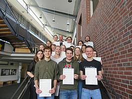 18 Schülerinnen und Schüler erhalten ihre Cambridge-Zertifakte