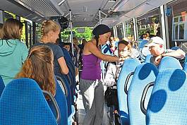 Darsteller der „Theaterpädagogischen Werkstatt“ zeigten im Bus, wie eine Situation eskalieren kann. Die Schüler sollten Wege finden, Zivilcourage zu zeigen.